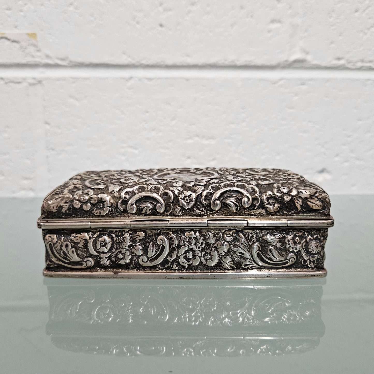 Superb English sterling silver jewelry / trinket box that is hallmarked Chester 1895. It has been sourced locally and is in good original condition.   Weight: 154gm