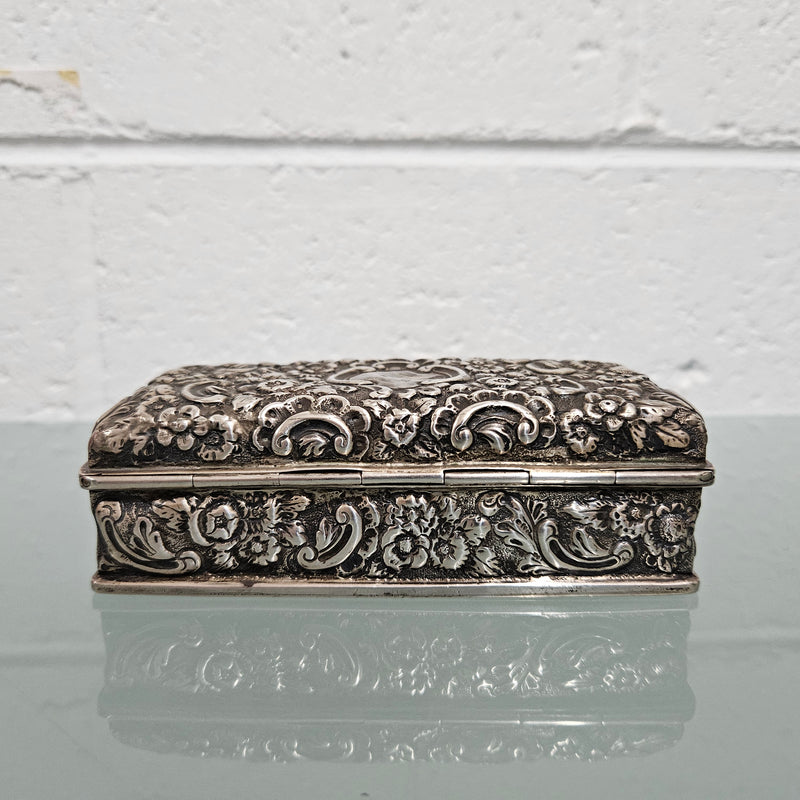 Superb English sterling silver jewelry / trinket box that is hallmarked Chester 1895. It has been sourced locally and is in good original condition.   Weight: 154gm