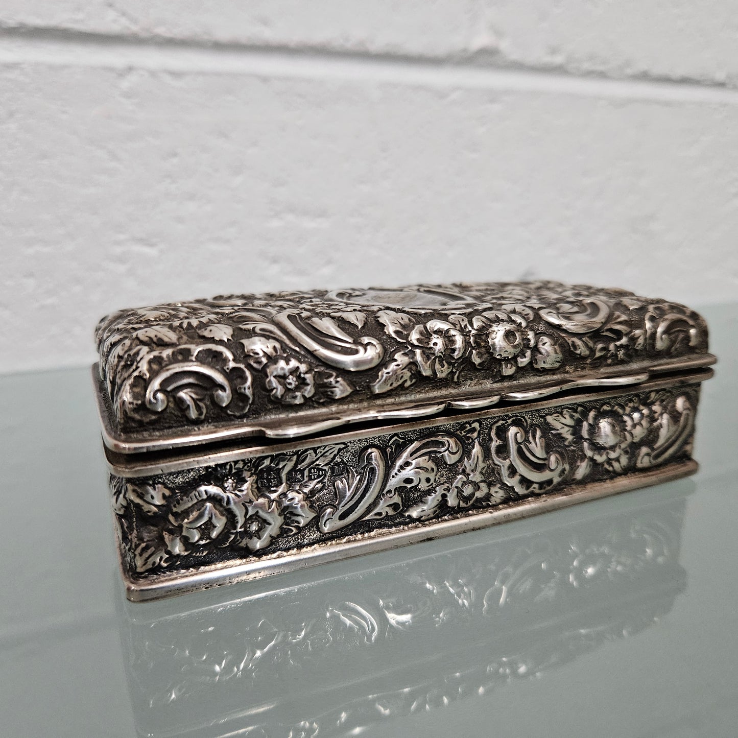 Superb English sterling silver jewelry / trinket box that is hallmarked Chester 1895. It has been sourced locally and is in good original condition.   Weight: 154gm