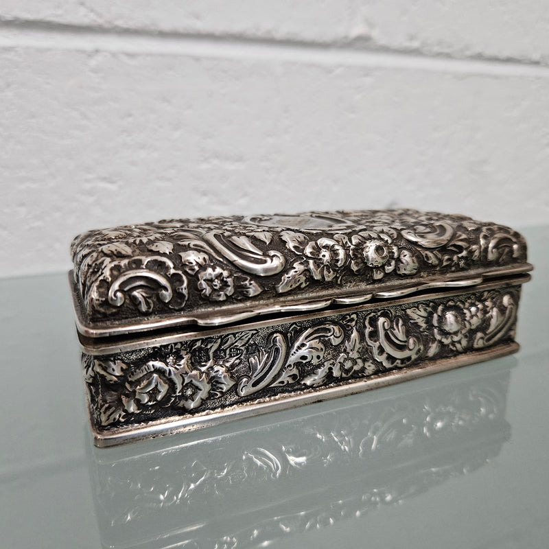 Superb English sterling silver jewelry / trinket box that is hallmarked Chester 1895. It has been sourced locally and is in good original condition.   Weight: 154gm