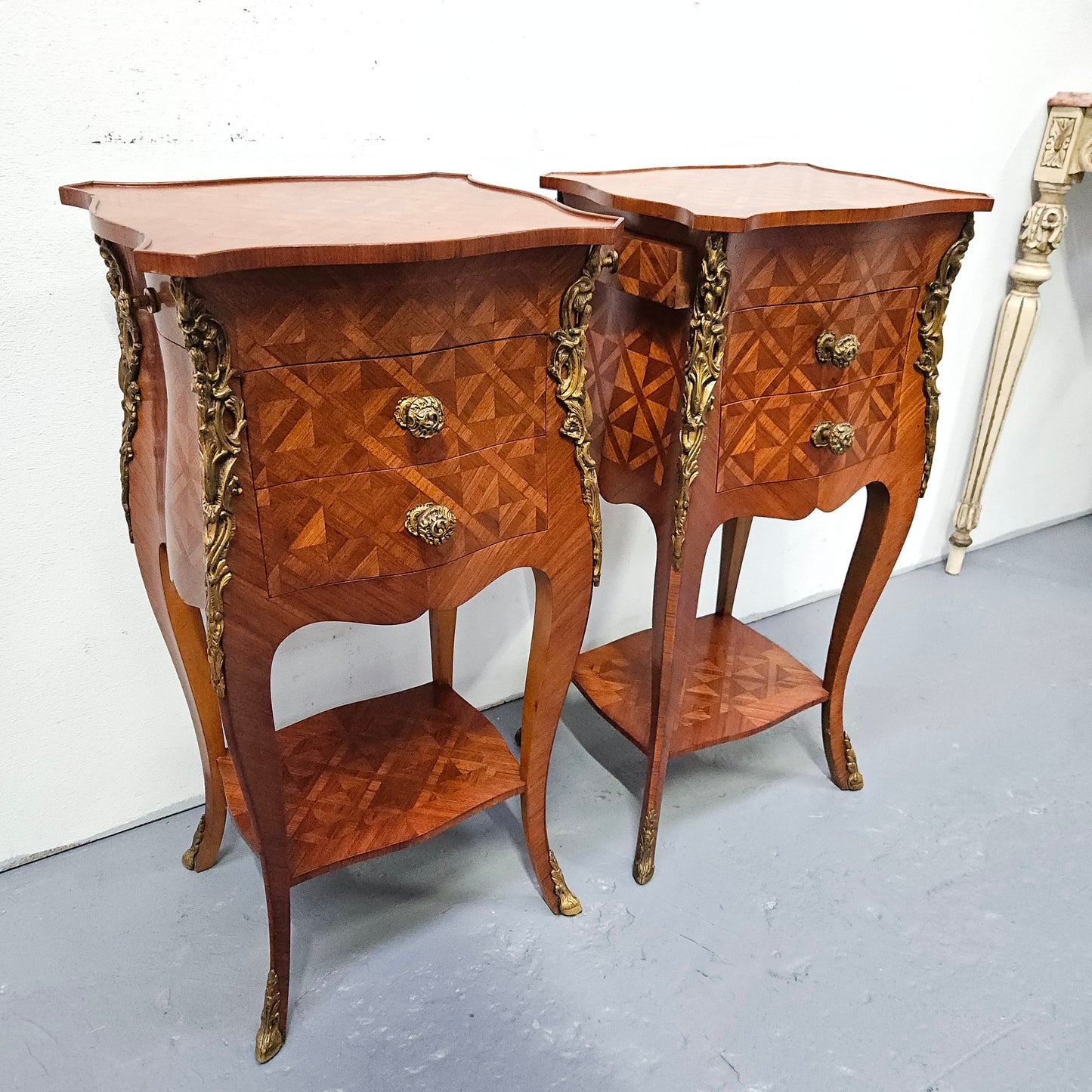 Louis XV Style Pair of French Inlaid Kingwood Bedside Cabinets