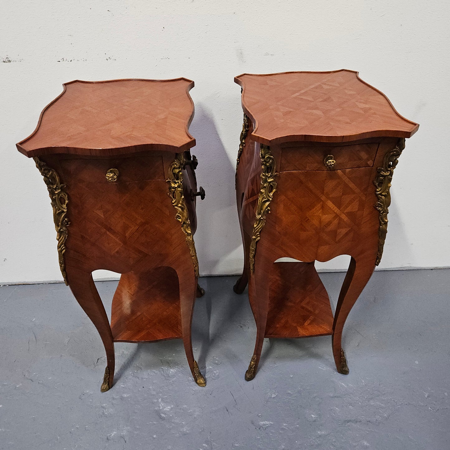 Louis XV Style Pair of French Inlaid Kingwood Bedside Cabinets