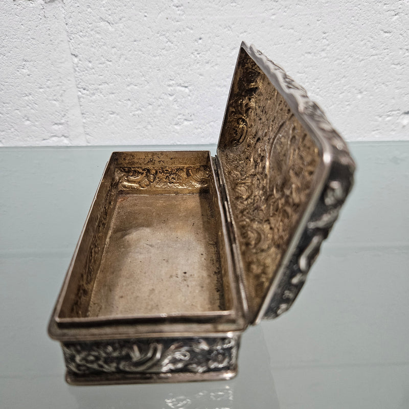 Superb English sterling silver jewelry / trinket box that is hallmarked Chester 1895. It has been sourced locally and is in good original condition.   Weight: 154gm