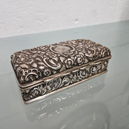 Superb English sterling silver jewelry / trinket box that is hallmarked Chester 1895. It has been sourced locally and is in good original condition.   Weight: 154gm