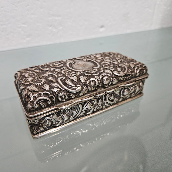 Superb English sterling silver jewelry / trinket box that is hallmarked Chester 1895. It has been sourced locally and is in good original condition.   Weight: 154gm