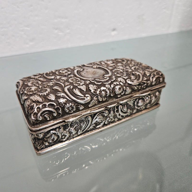 Superb English sterling silver jewelry / trinket box that is hallmarked Chester 1895. It has been sourced locally and is in good original condition.   Weight: 154gm