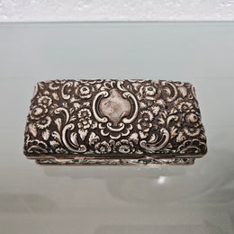Superb English sterling silver jewelry / trinket box that is hallmarked Chester 1895. It has been sourced locally and is in good original condition.   Weight: 154gm