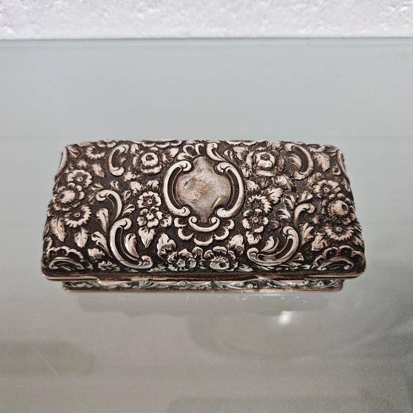Superb English sterling silver jewelry / trinket box that is hallmarked Chester 1895. It has been sourced locally and is in good original condition.   Weight: 154gm