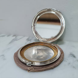 This beautiful sterling silver compact with interior mirror has a stunning mint green guilloche top in very good condition . It is marked "Birmingham 1937".