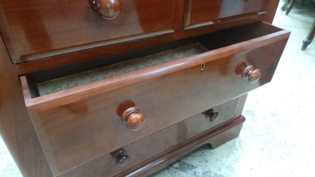 Beautiful Small Set of Mahogany Chest of Drawers
