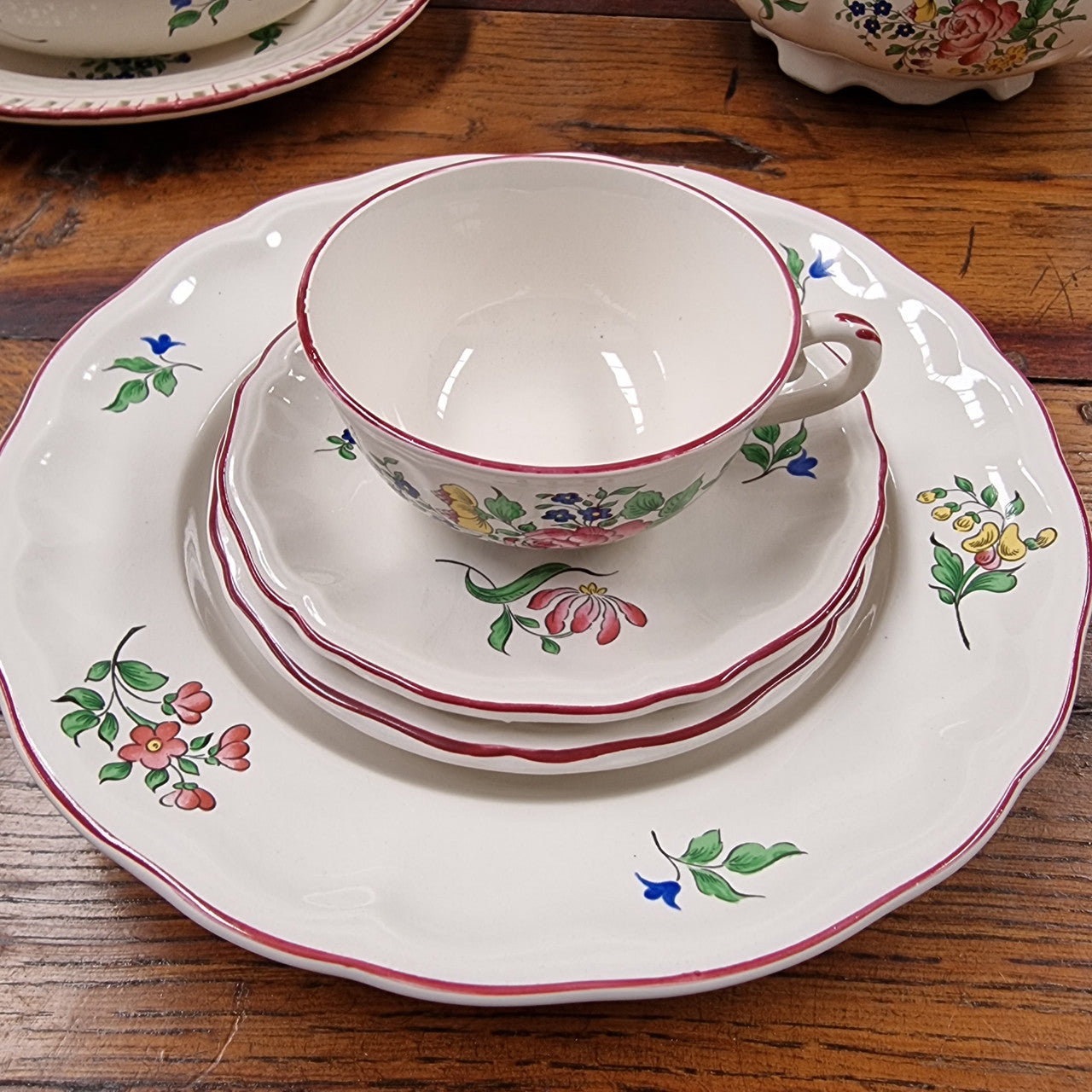 A pretty French table setting made in France called Luneville. It consists of plates, cups, saucers, tea pot, milk jug, sugar bowl, tureens and cake plates a total of 53 pieces. Please view photos as they help form part of the descriptions.