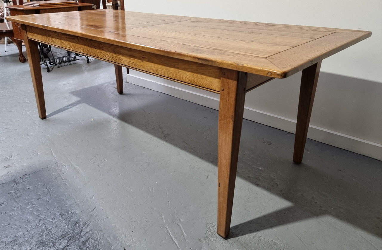 Fabulous Bespoke custom made Antique style American Oak Farmhouse Table. Made from reclaimed American Oak and is good original detailed condition.