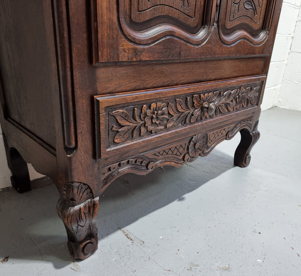 An Attractive French Louis XV style single-door ‘Marriage Armoire’. Beautifully arched crest with detailed carved flowers along with an arched single door which repeats the floral carvings. It is also has plenty of storage space with three adjustable shelves along with a drawer at the bottom. All in good original detailed condition.