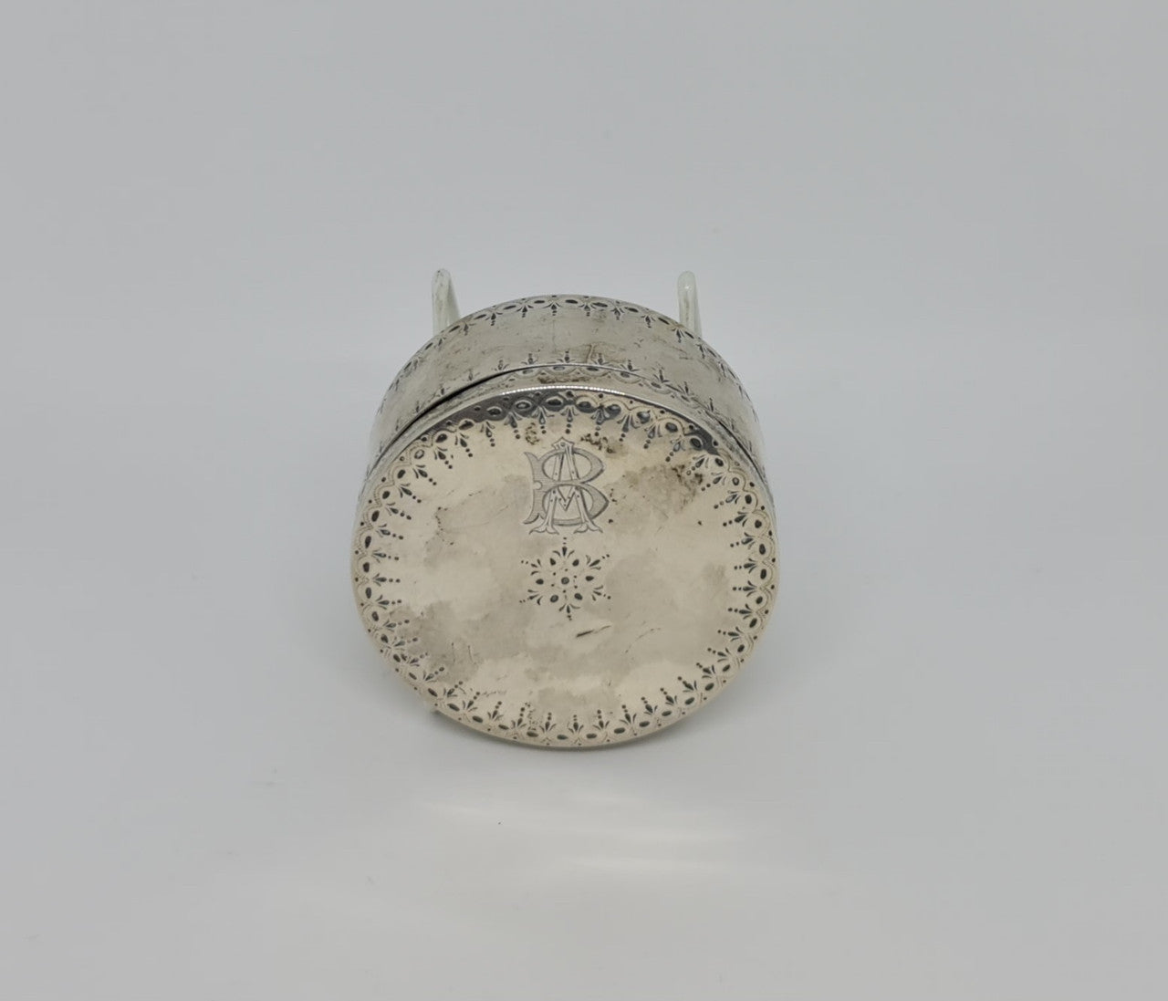 Gorgeous antique French silver trinket box / snuff box in great original condition.