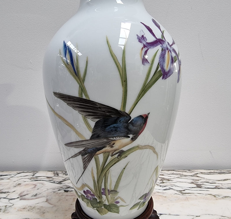 Vintage Meadowland Bird, Franklin Mint Base. 1980 Limited Edition trimmed with 24 ct. gold. Comes with Certificate and oriental stand. In good original condition, please view photos as they help form part of the description.