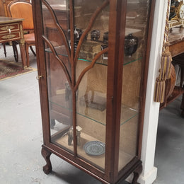 Art Deco single door display cabinet with two fixed glass shelves. It is in good original condition and has been sourced locally.