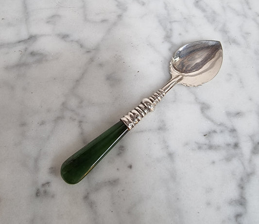 Very pretty Birmingham silver and Jade spoon that is in good original condition condition, please view photos as they help form part of the description.