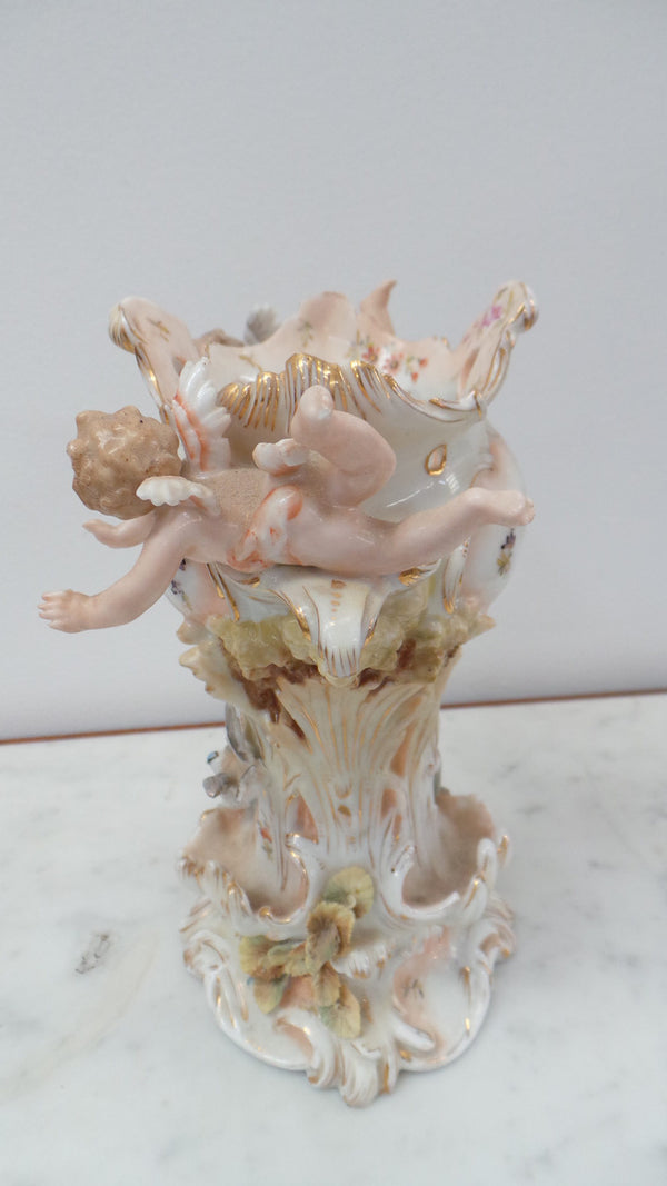 A very Beautiful Sitzendorf Cherub Vase with amazing details in very good condition.