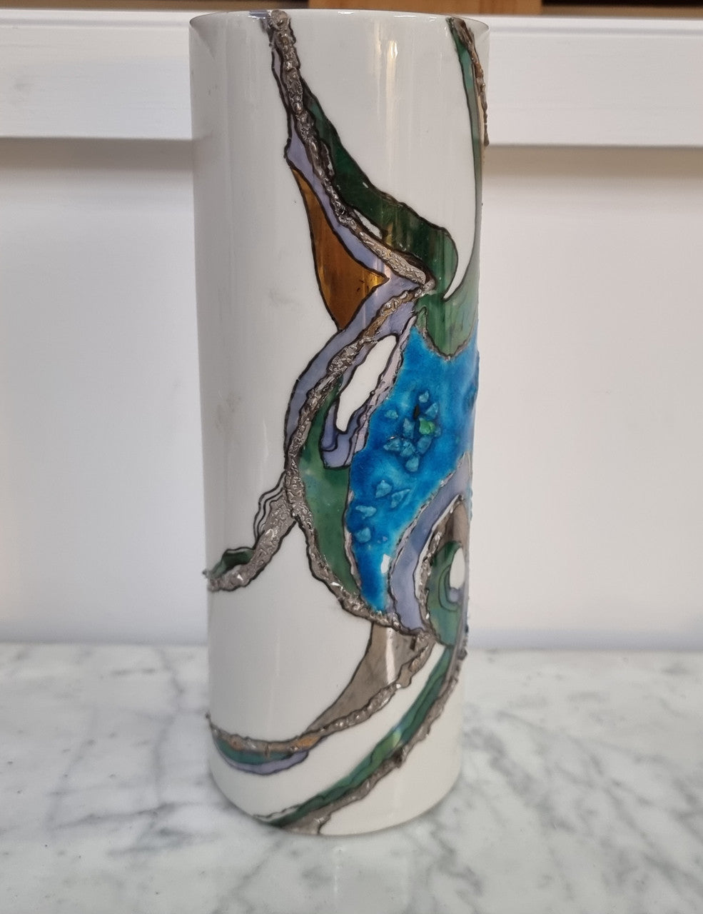 Beautiful decorative modern Mid Century signed vase. It is in good original condition, please view photos as they help form part of the description.