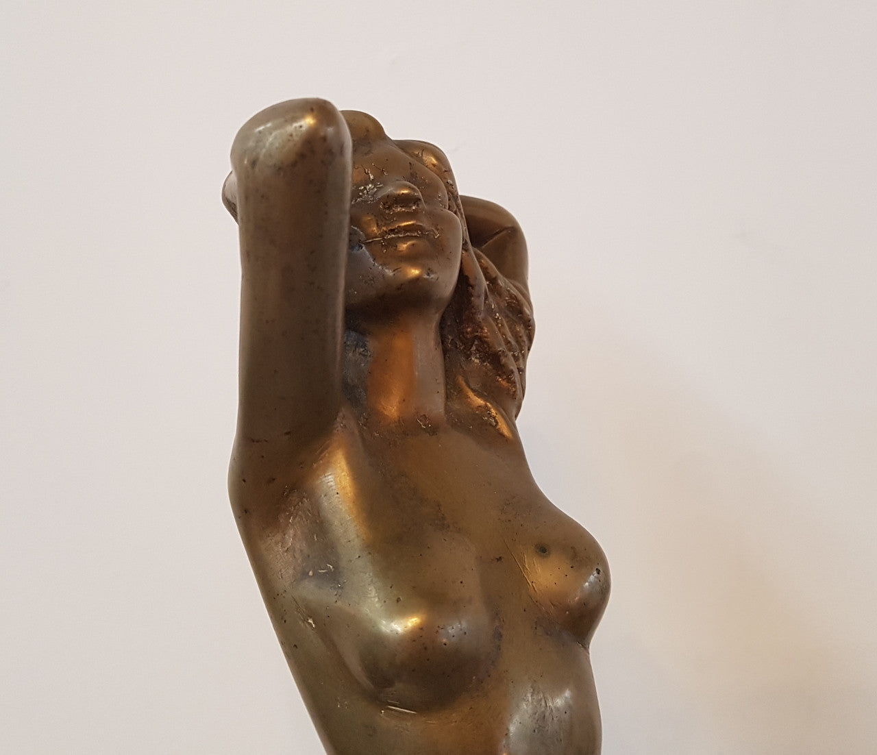 Here we have a lovely circa 1930's solid Art Deco bronze statue of a female on a wooden base. In good original condition.