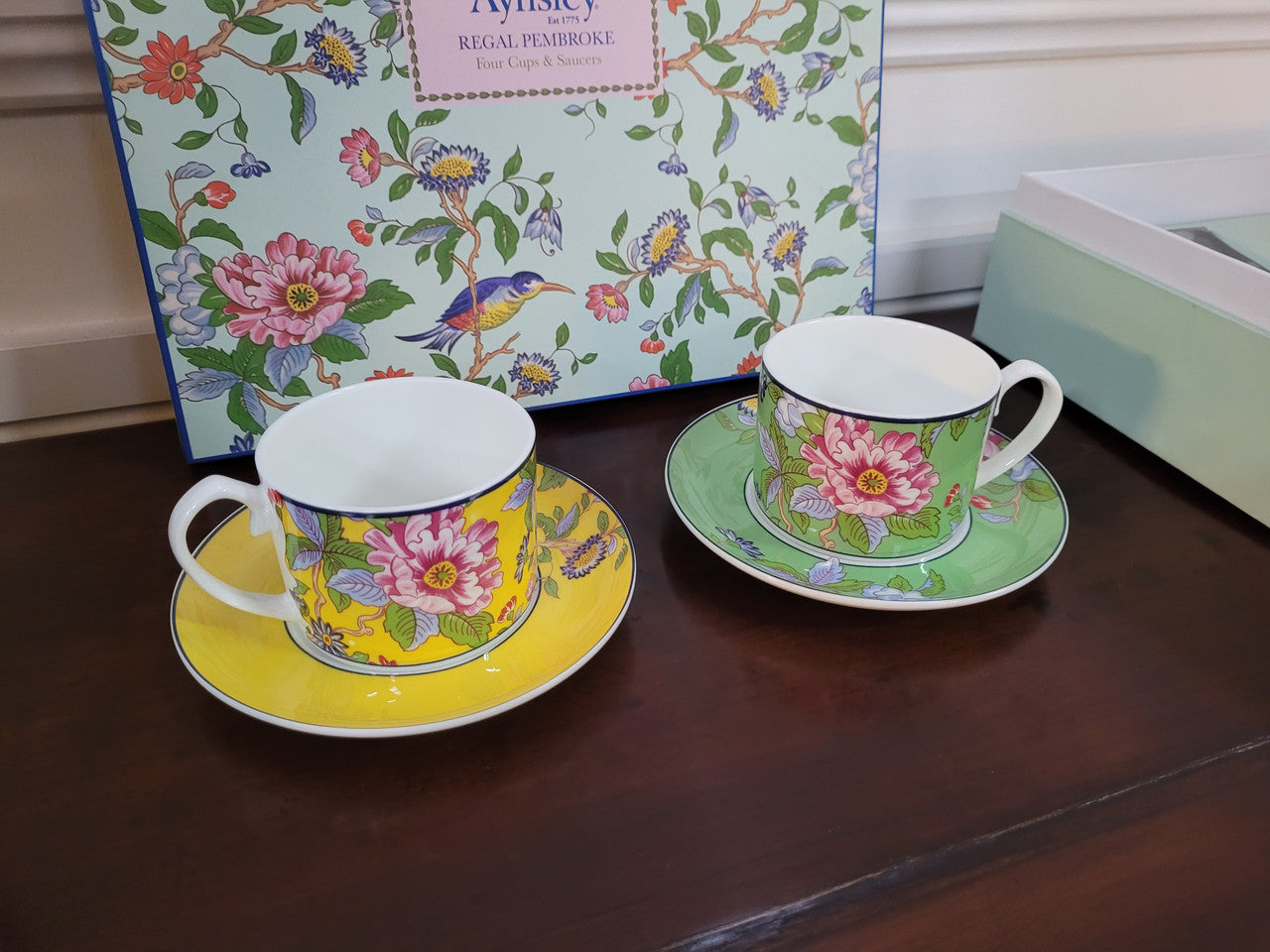 Contemporary “Aynsley Regal Pembroke” boxed set of four English Bone China cup and saucer. Beautiful patterns and vibrant colours.