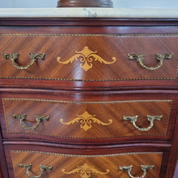 Vintage decorative Mahogany Louis XV style chest of six drawers with beautiful brass mounts and an alabaster top. In good original detailed condition.