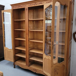 French Louis XV style light Oak three door bookcase with five fixed shelves. It has lovley glass doors and has been sourced from France. Is in good original detailed condition