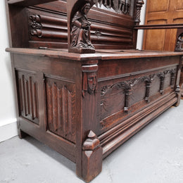 Early 19th Century French Oak Gothic style hall seat with a lift up seat. It has amazing detailed carvings and is in good original detailed condition.
