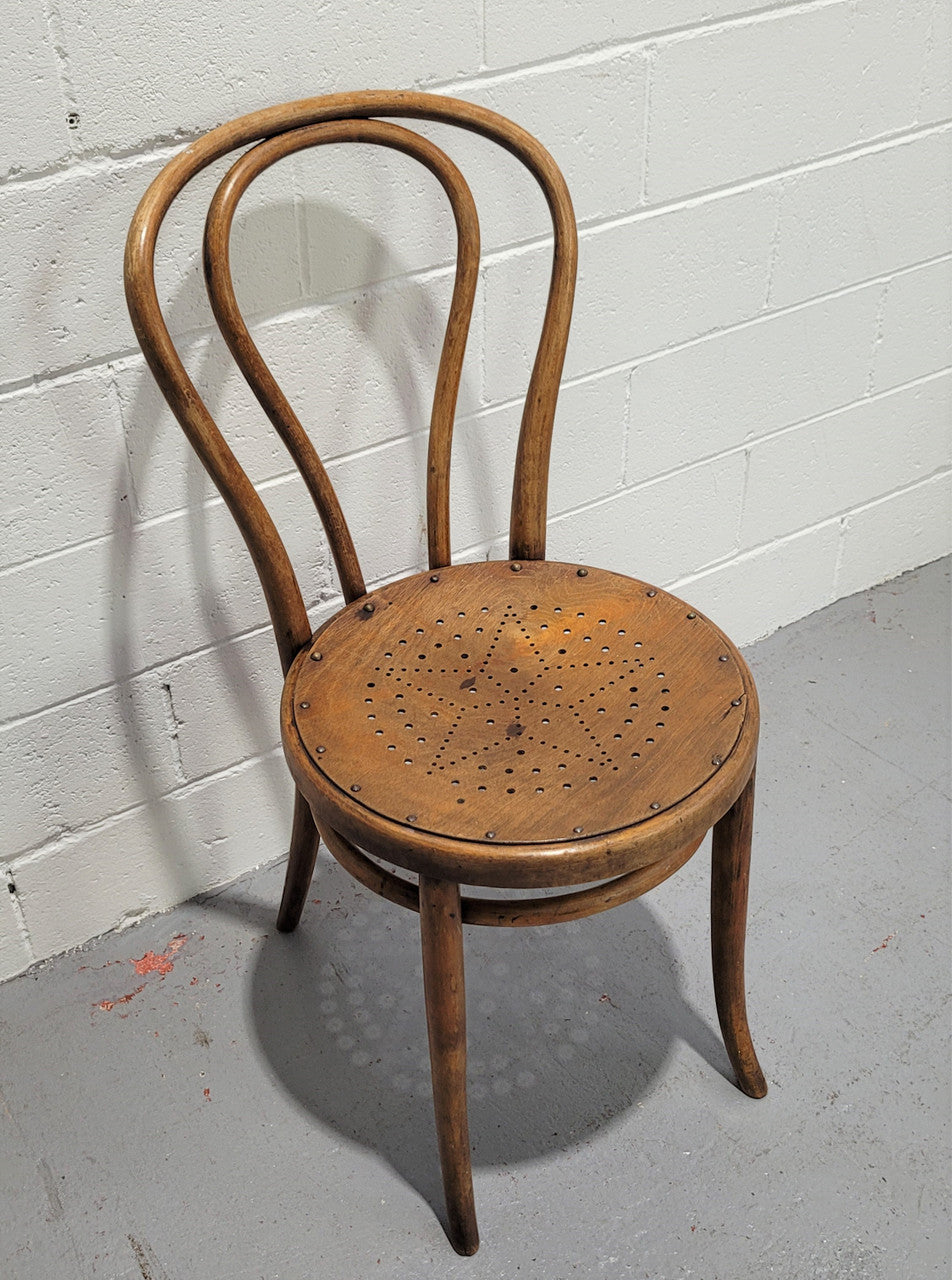 Lovely Antique bentwood chair with gorgeous star decoration. In good original conditions.