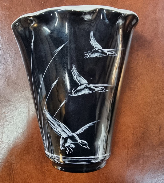Charming vintage wall pocket vase.  Black with hand painted cream ducks.  Length 19.5cm  Width 14.5cm Marked W26 on the rear.