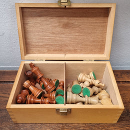 Excellent condition vintage chess set in its original wooden box.  Please see photos as they form part of the description.