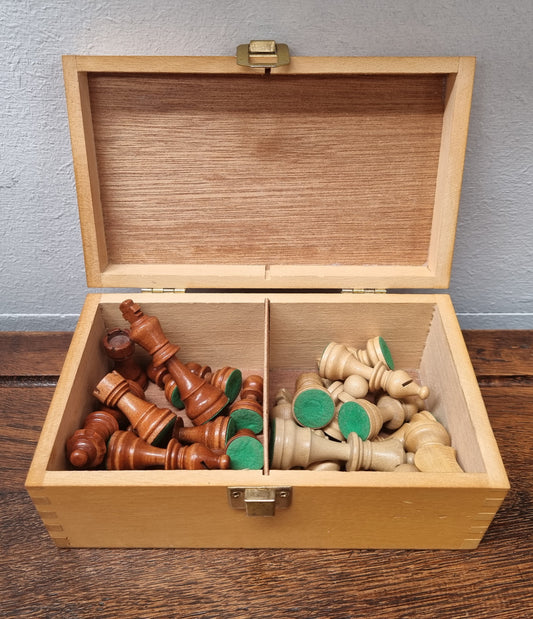 Excellent condition vintage chess set in its original wooden box.  Please see photos as they form part of the description.