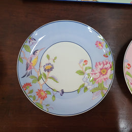 Contemporary “Aynsley Regal Pembroke” boxed set of four English Bone China cup and saucer. Beautiful patterns and vibrant colours.