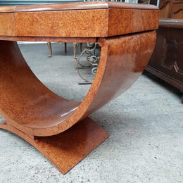 A rare French Art Deco Amboyna Poudreuse (vanity/dressing table), with a top that lifts up to storage, two pull out drawers and original fitted mirror. In good restored condition.