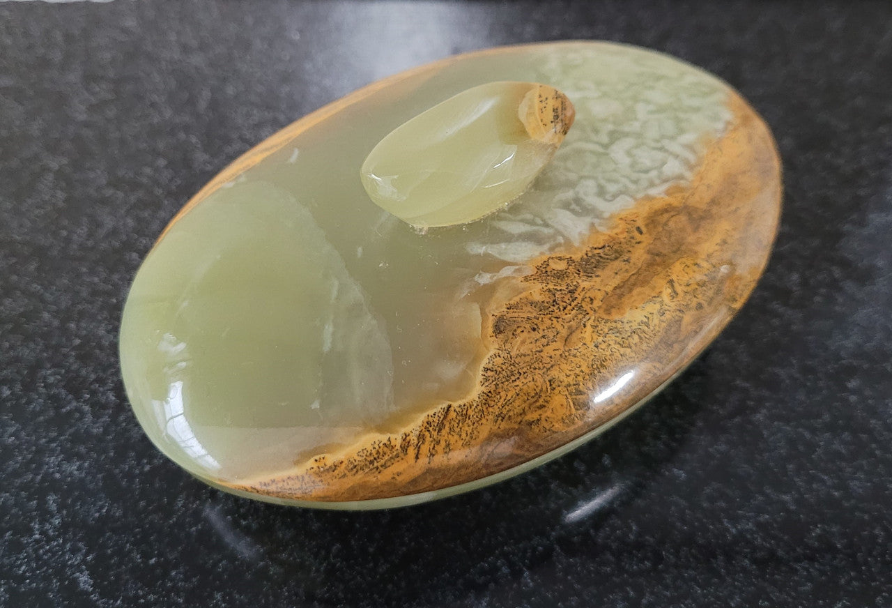 Stunning Vintage onyx marble trinket box and lid. It is in good original condition, please view photos as they help form part of the description.