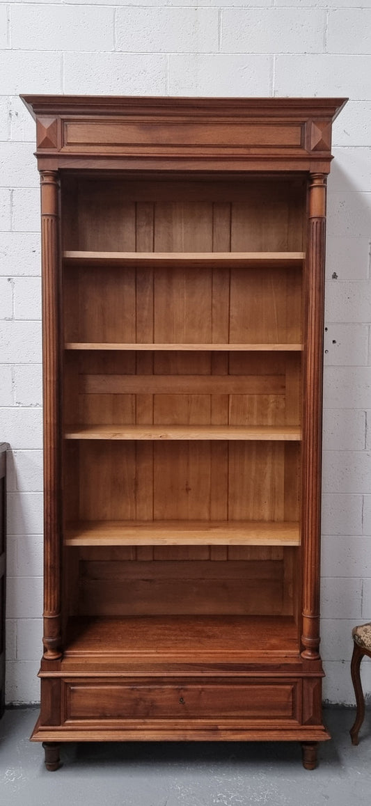 Grand French Henry II style open bookcase with four fully adjustable shelfs and one drawer at the bottom. It is in good original detailed condition.