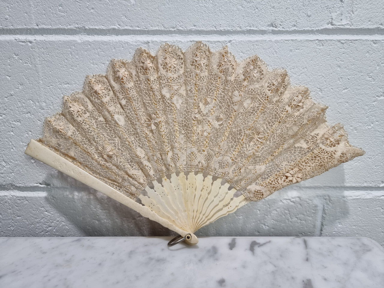 Beautiful Edwardian bone and lace hand held fan. In good original condition, please view photos as they help form part of the description.