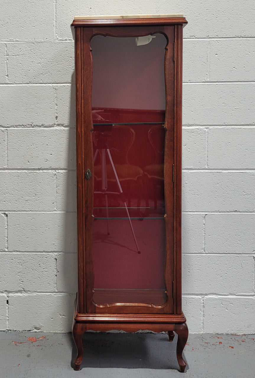 French Louis XV style compact display cabinet with marble top. It is of pleasing proportions with a lovely maroon fabric back and two glass shelves. In good original detailed condition.