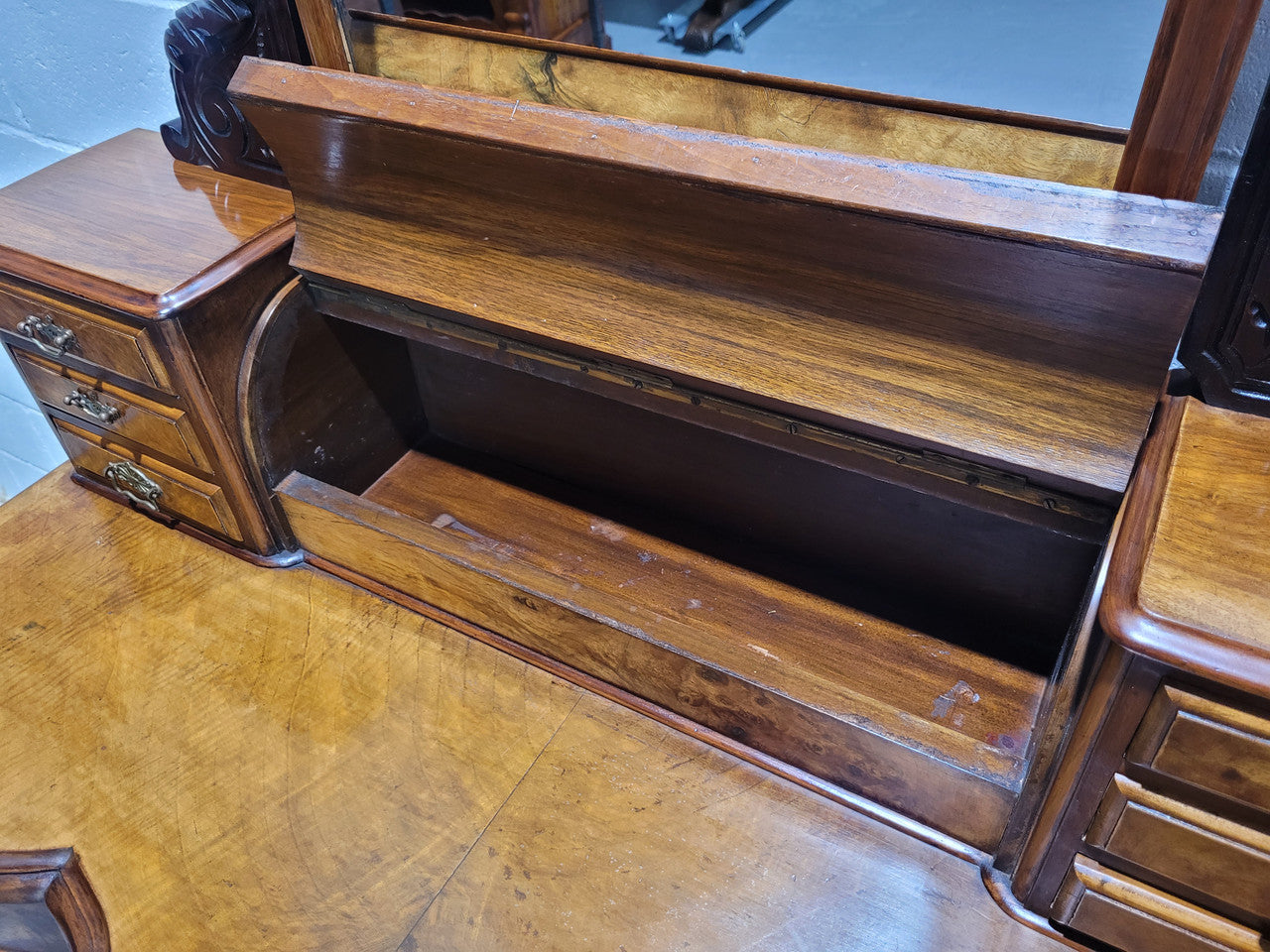 An elegant Victorian Figured Walnut dressing table with tilit mirror and a stunning fine Firgured Walnut serpentine shaped front. It has been sourced locally and is in good original detailed condition.