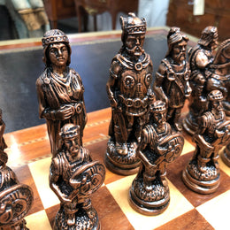Lovely vintage chess set of handcrafted Takaka chess pieces from Crisan Craft in good condition, made in New Zealand.Chess board not included.