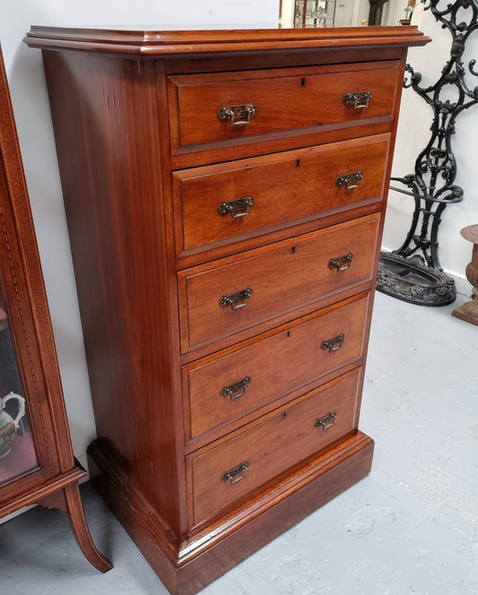 Lovely Antique English walnut tallboy/ chest of drawers. There are five drawers which all differ in sizes and have lovely hardware. It is in good original detailed condition.