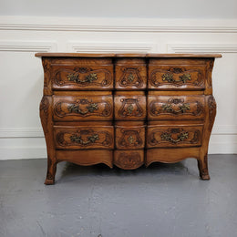 French Antique Louis XIV style Oak wooden top commode. It has a stunning serpentine bombe shape front along with amazing handles and carvings. It comes with three beautiful keys as pictured and comes with working locks. It has been sourced from France and in good original detailed condition.