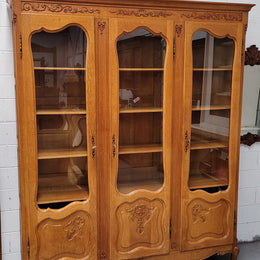 French Louis XV style light Oak three door bookcase with five fixed shelves. It has lovley glass doors and has been sourced from France. Is in good original detailed condition