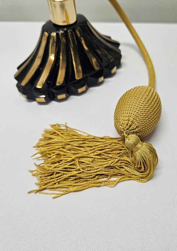 Attractive vintage Art Deco style black glass with gold trim perfume bottle with atomiser. In good working condition.  Please see photos as they form part of the description.