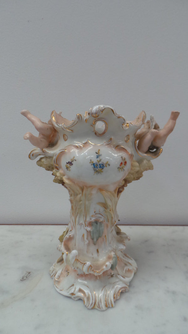 A very Beautiful Sitzendorf Cherub Vase with amazing details in very good condition.