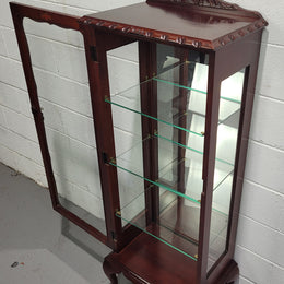 Vintage Mahogany petite display cabinet with three solid glass shelves. Ideal for a small area and is in good original detailed condition.