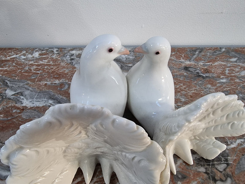Delightful Vintage pair of “Lladro” porcelain figurine Doves. In good condition please view photos as they help form part of the description.