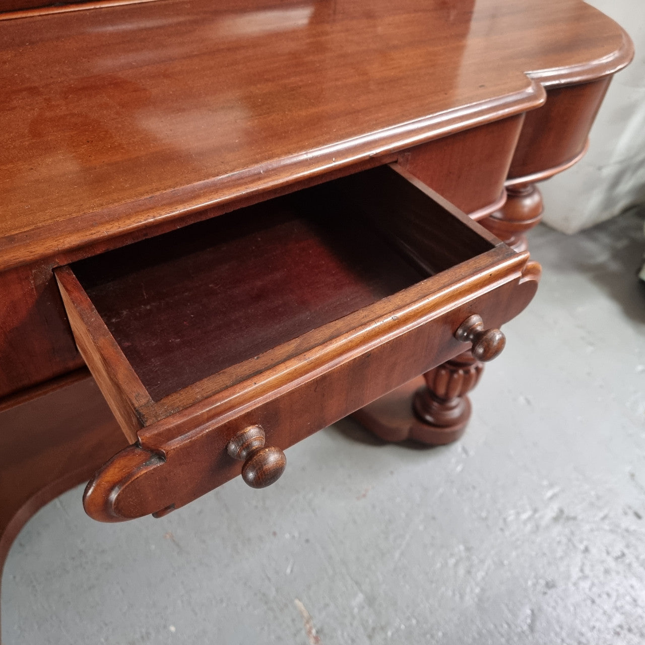 Victorian Mahogany duchess dressing table with tilt mirror on scrolled supports. It has seven trinket drawers and lift up storage. It is in good original condition and has been sourced locally.