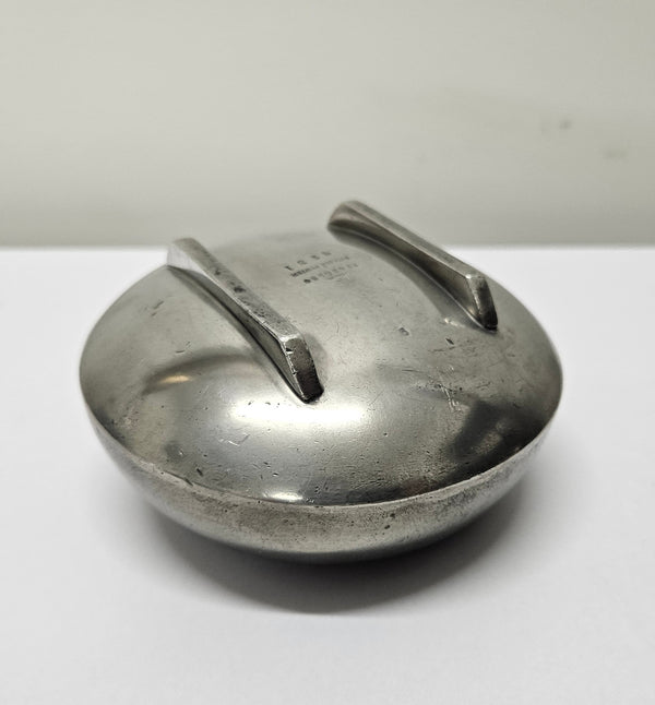 Arts and Crafts English pewter bowl in good original condition. Please see photos as they form part of the description.