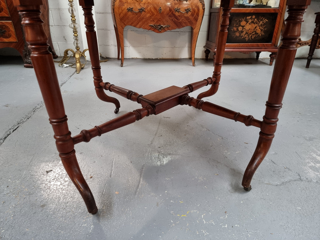 Beautiful Antique Mahogany Sutherland table / extension table on castors in good original detailed condition